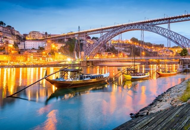 Puente de Oporto y barcas surcando el río