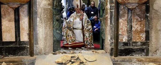 El Obispo entrando por la porta santa