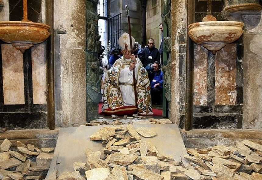 El Obispo entrando por la porta santa