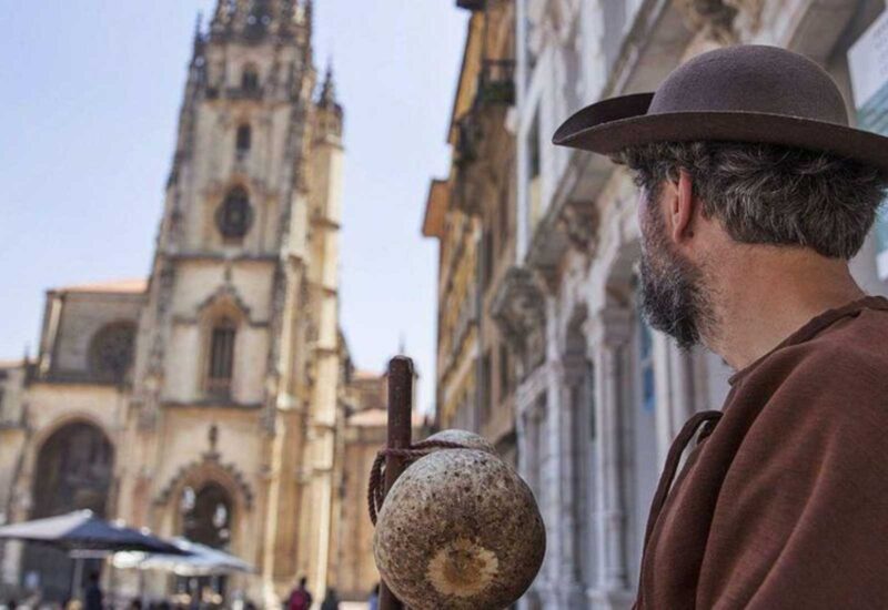 Un vecchio pellegrino in carattere davanti alla cattedrale di Oviedo
