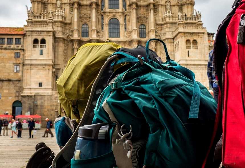 Un  par de mochilas frente a la catedral de Santiago