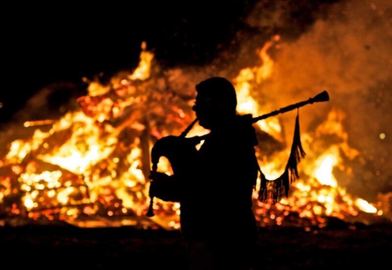 A piper playing in O Lume Novo