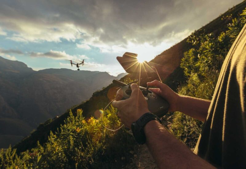 Volando un dron en el campo