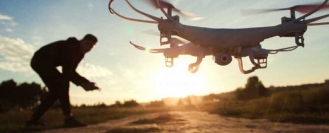 una persona volando un dron en el Camino