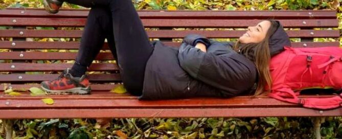 Carlota Valenzuela tumbada en un banco
