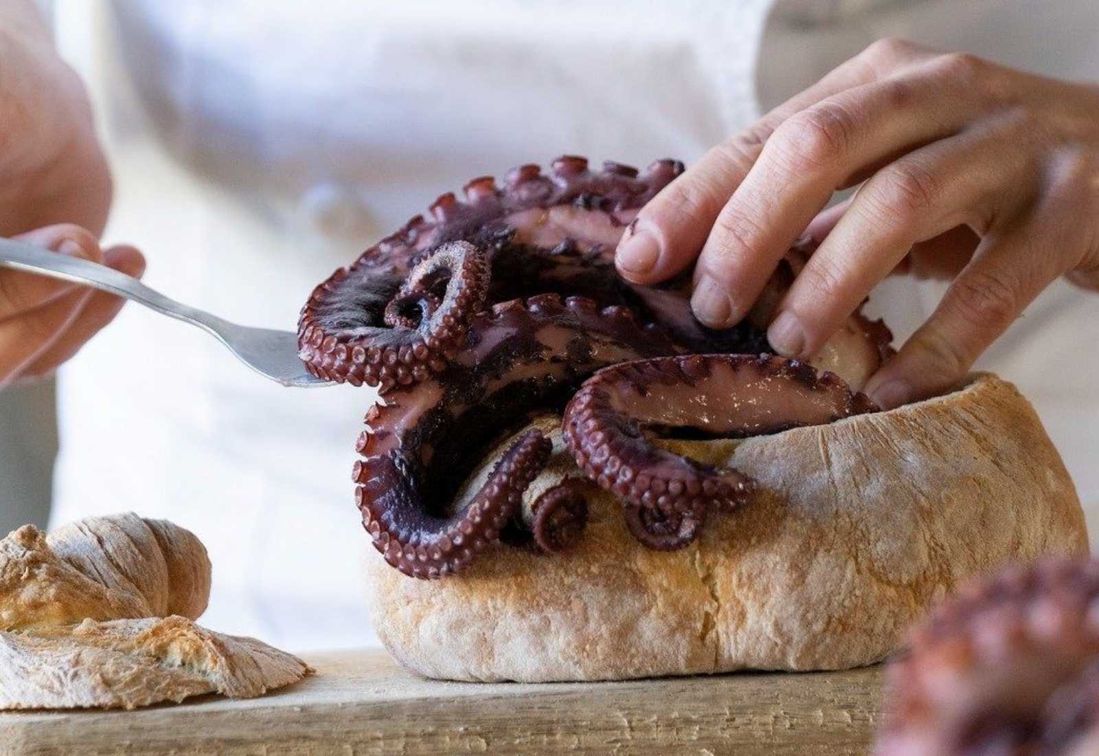 Zubereitung eines Pulpo-Brötchens Zubereitung eines Pulpo-Brötchens