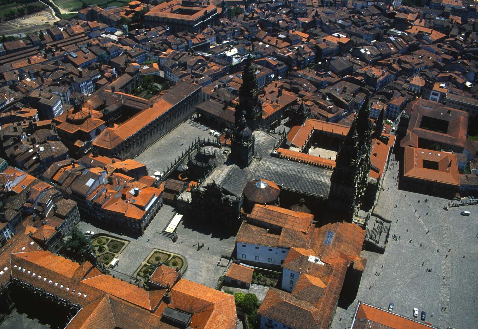 Vue aérienne de la cathédrale de Saint-Jacques et de la place de A Quintana