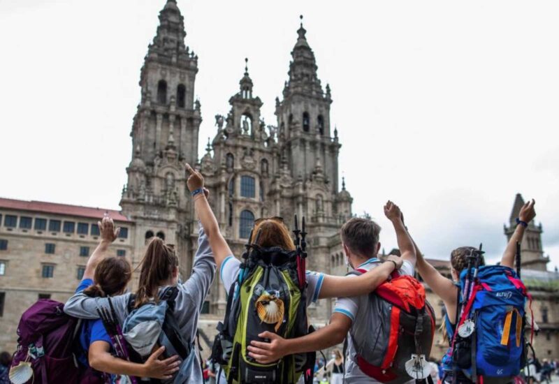 Gente joven frente a la catedral de Santiago
