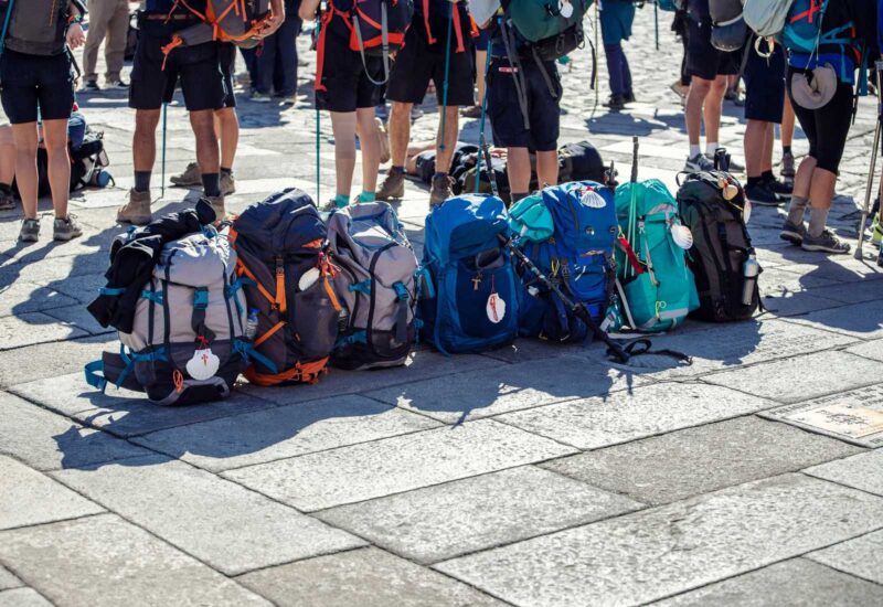 Grupo de peregrinos con sus mochilas en el Camino de Santiago.
