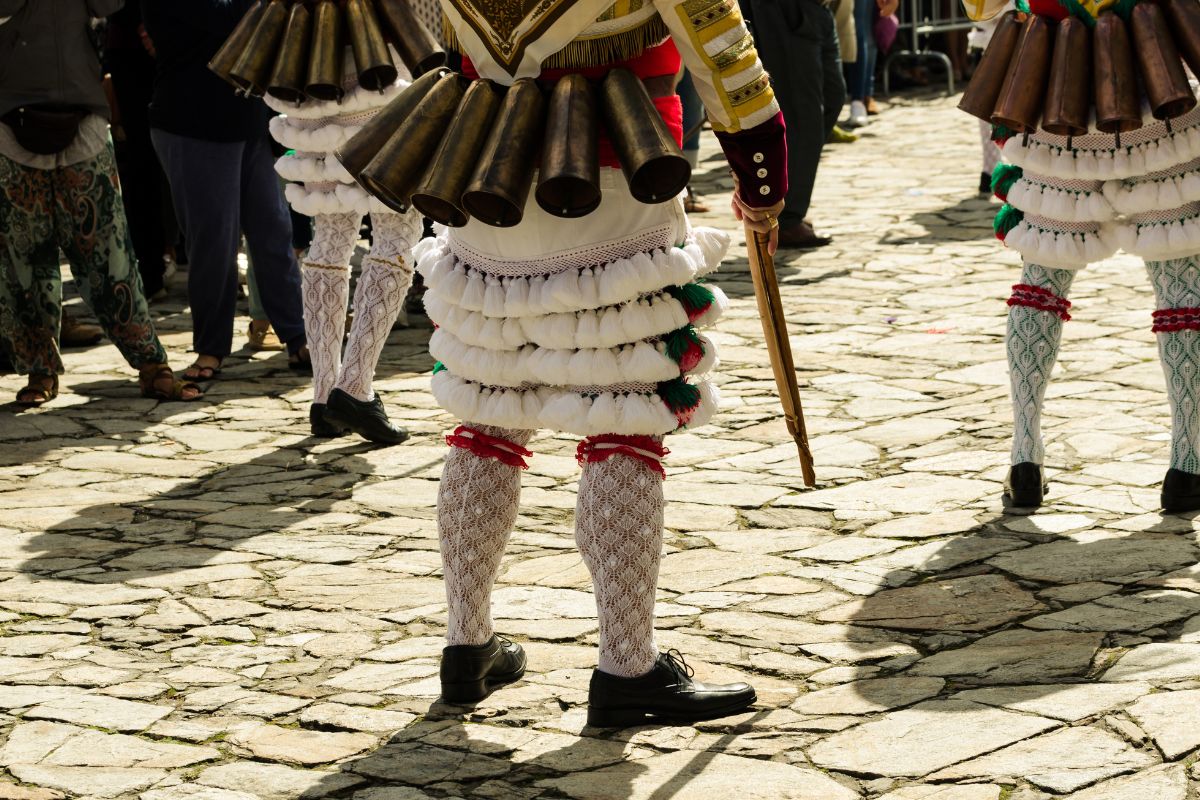 Cigarrón di Verín con i suoi campanacci, un classico personaggio del Carnevale in Galizia.