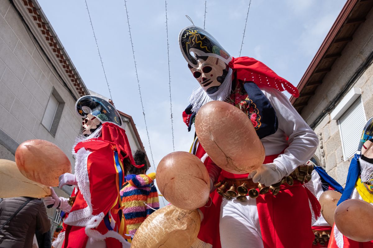These Pantallas de Xinzo de Limia, characters of the Entroido from this town in Ourense, will intimidate you with bladders if you are not in costume.