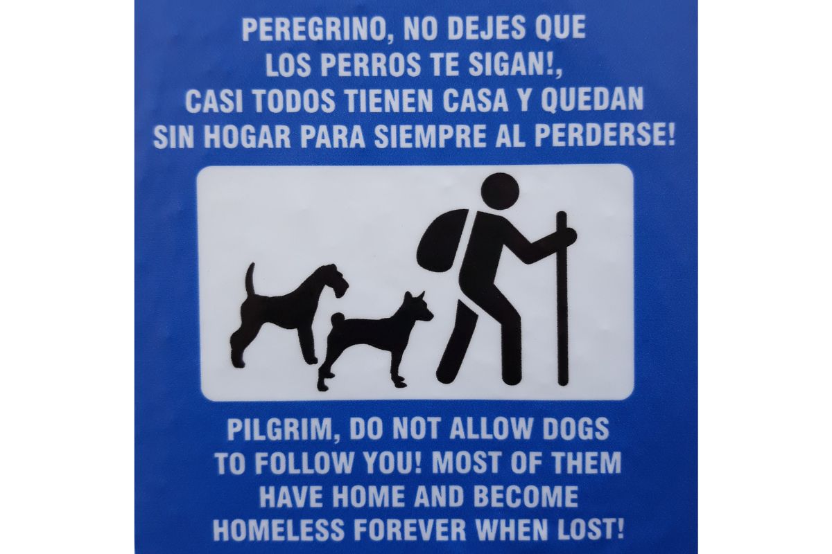 Señal de aviso al peregrino: no dejar que los perros locales le sigan.