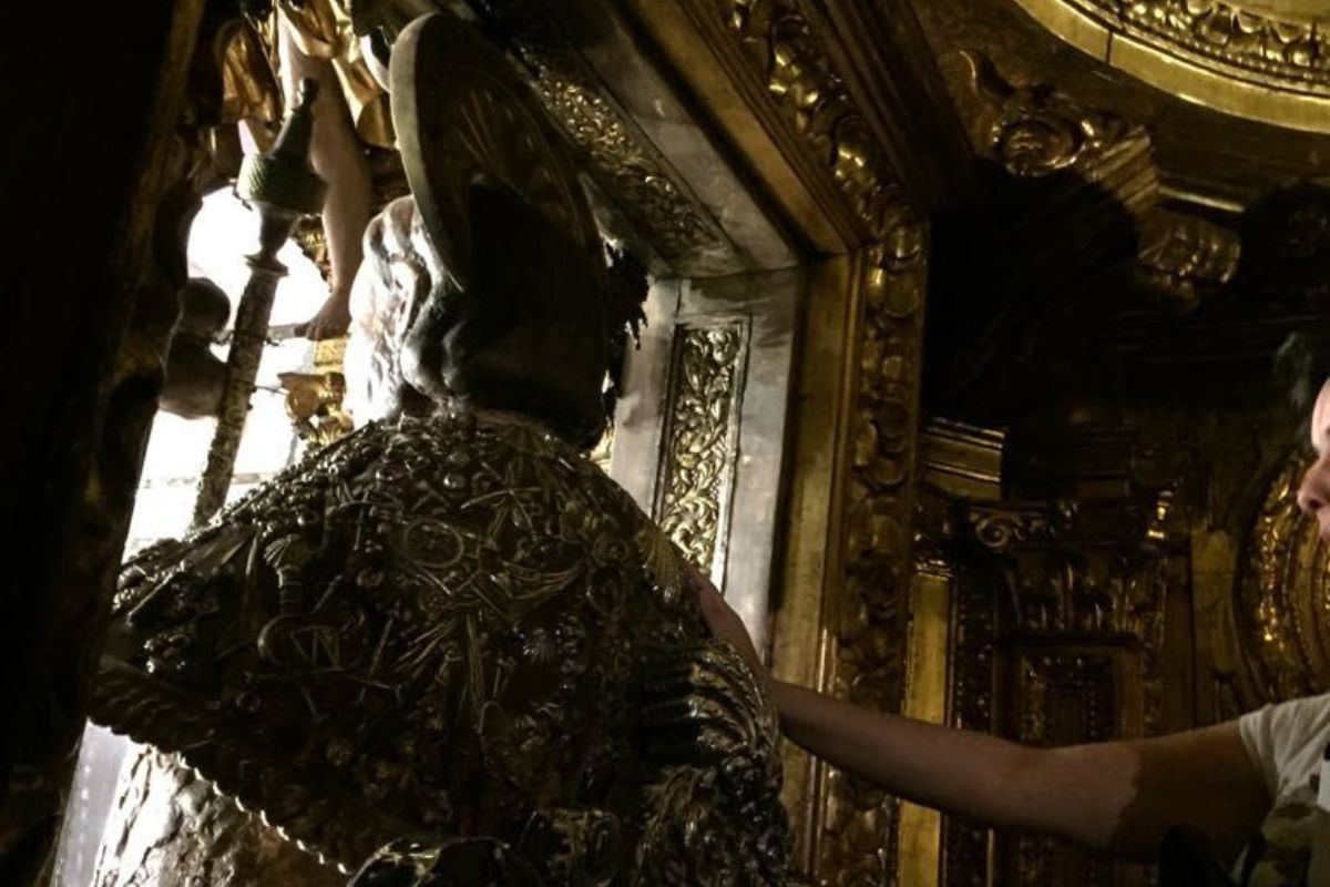 Peregrina dispuesta a dar el abrazo al Apóstol Santiago.