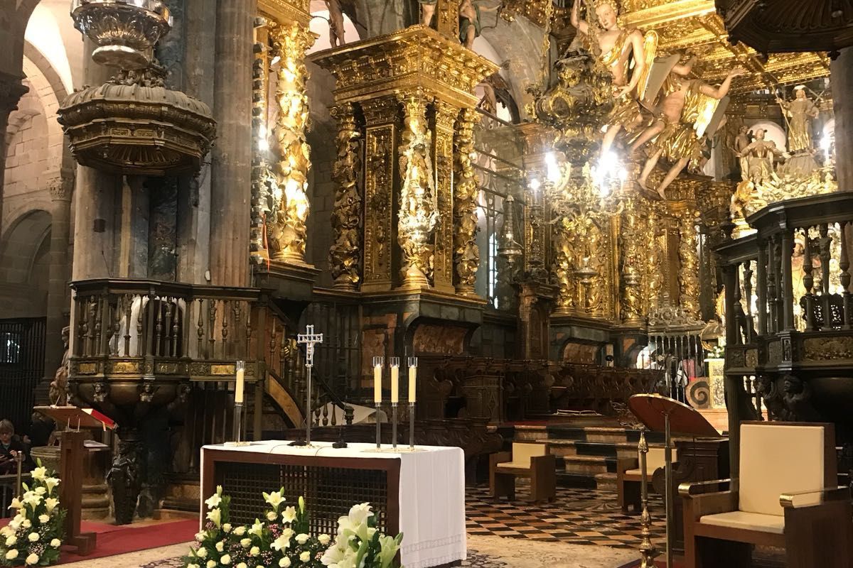 Altar de la Catedral de Santiago, tras el cual está el camarín para dar el abrazo al Apóstol Santiago.