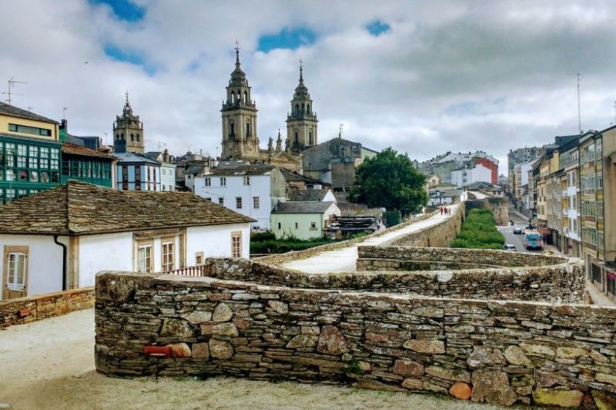 Lugo, ciudad importante en la historia del Camino Primitivo.
