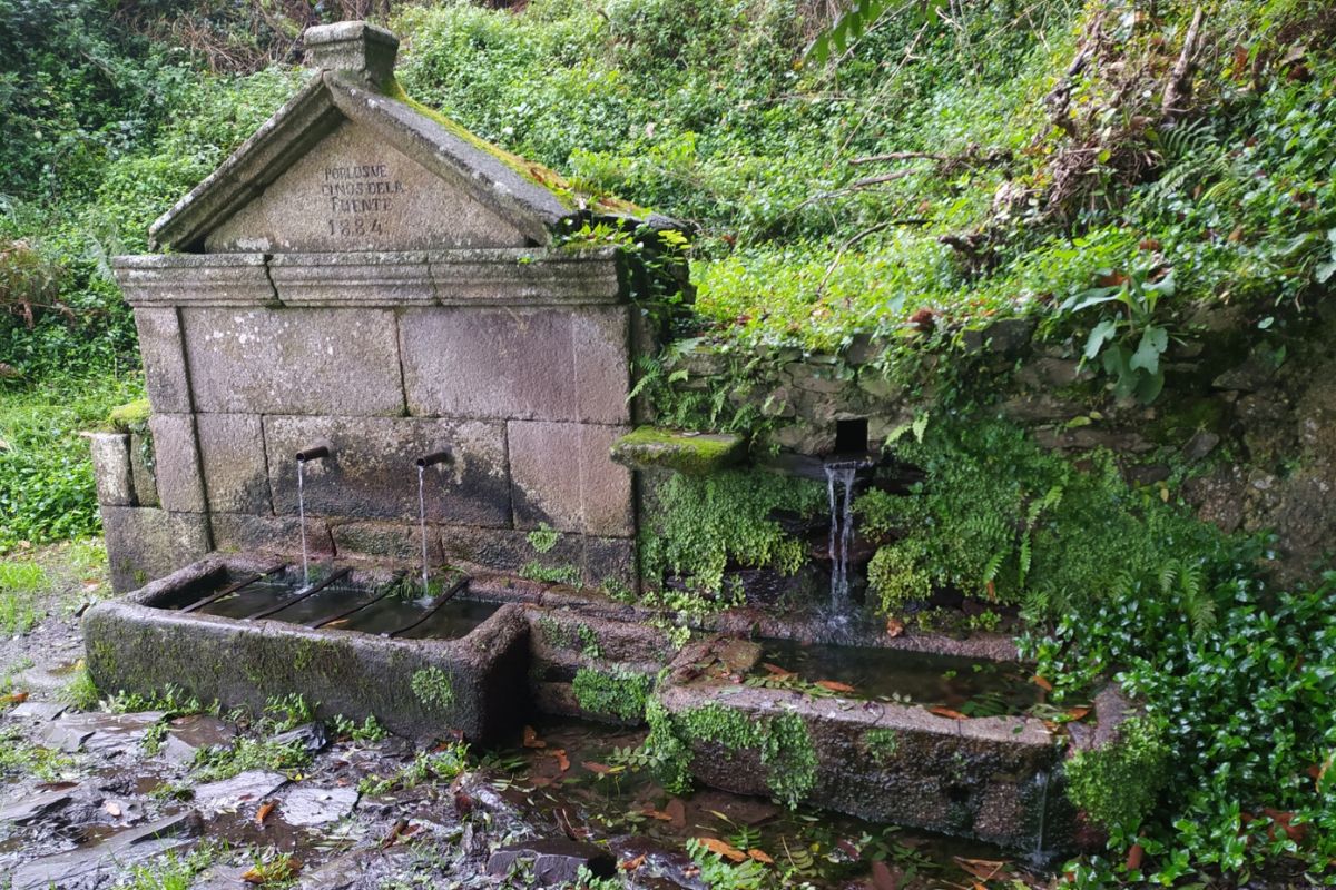 Hermosas fuentes de agua potable, como la fuente de Gas (Betanzos) en el Camino Inglés, te servirán para rellenar tu cantimplora