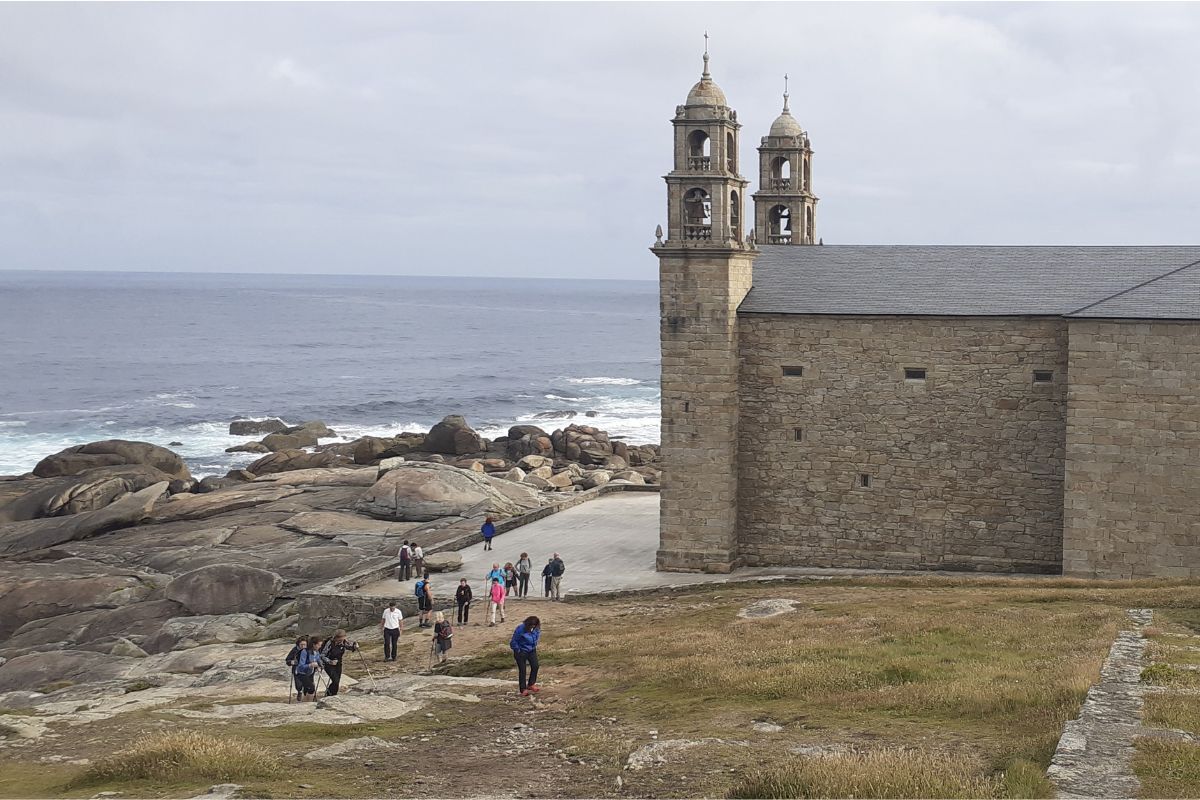 Peregrinos fuera del Santuario de Nuestra Señora de la Barca, en Muxía.