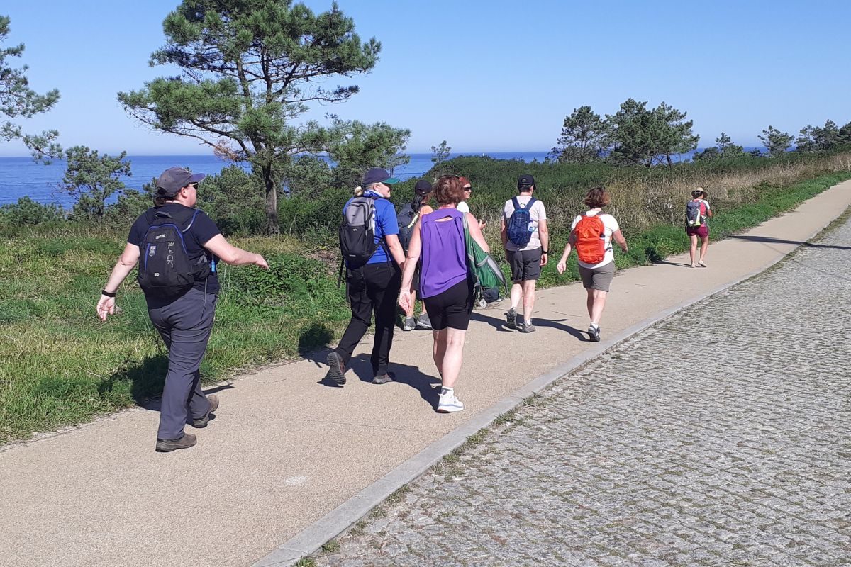 Peregrinos caminando ligeros en el Camino Portugués de la Costa