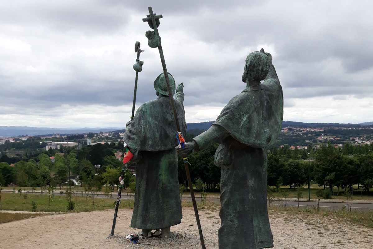 Statua dei pellegrini a Monte do Gozo, arrivando a Santiago