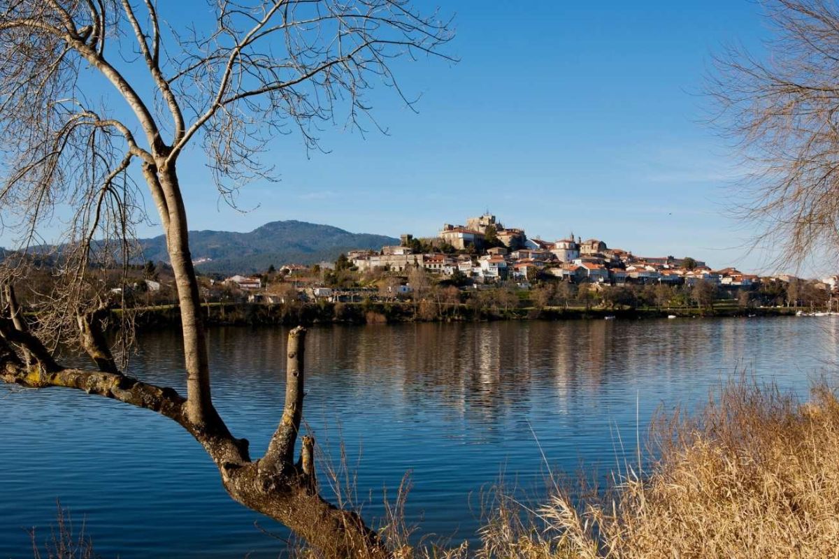 Panorámica de Tui desde el río Miño