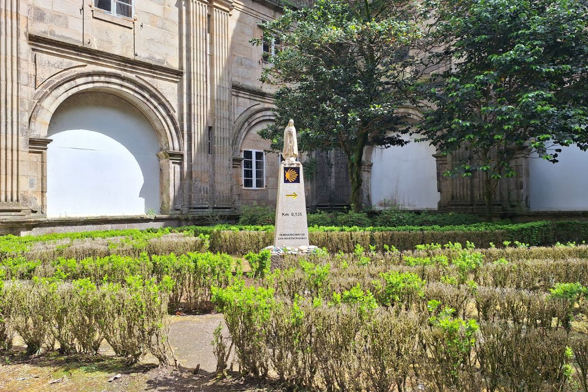 Borne du Chemin avec une image de la Vierge