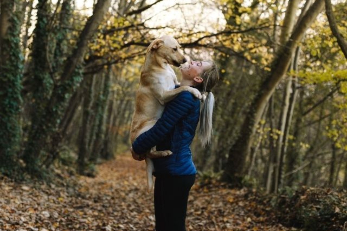 Una mujer abrazando a su perro