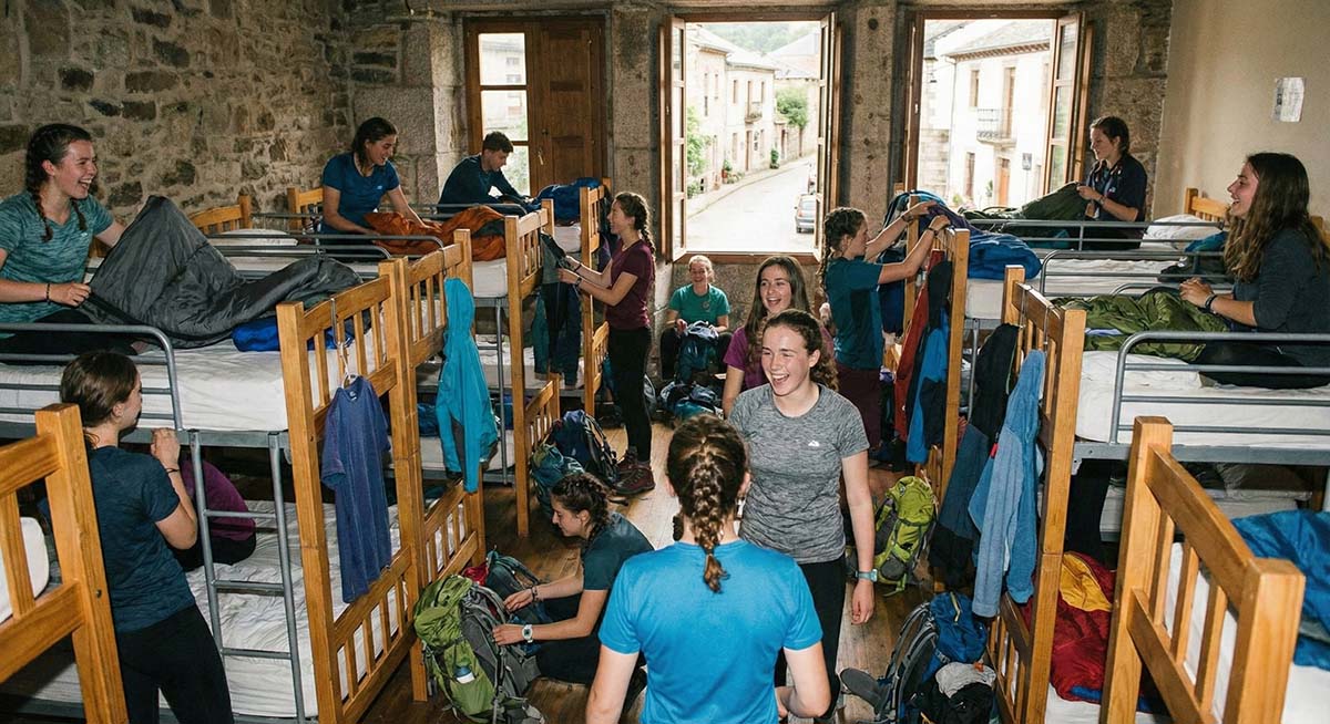 campamento-albergue-camino Adolescentes en un albergue del Camino de Santiago