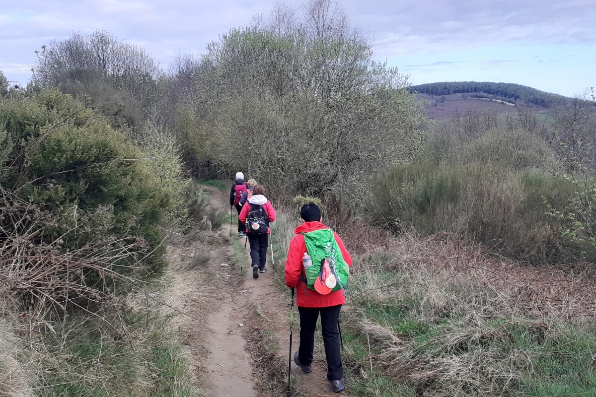 Pilgrims arriving at Manjarín Pilgrims arriving at Manjarín